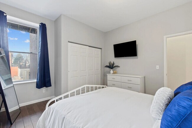 Building Photo - 2366 Lawrence St