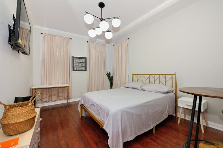 Building Photo - 321 E 78th St