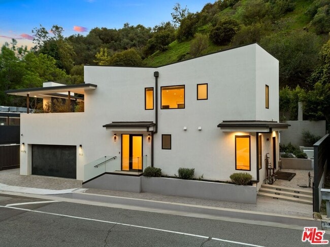 Building Photo - 913 N Beverly Glen Blvd
