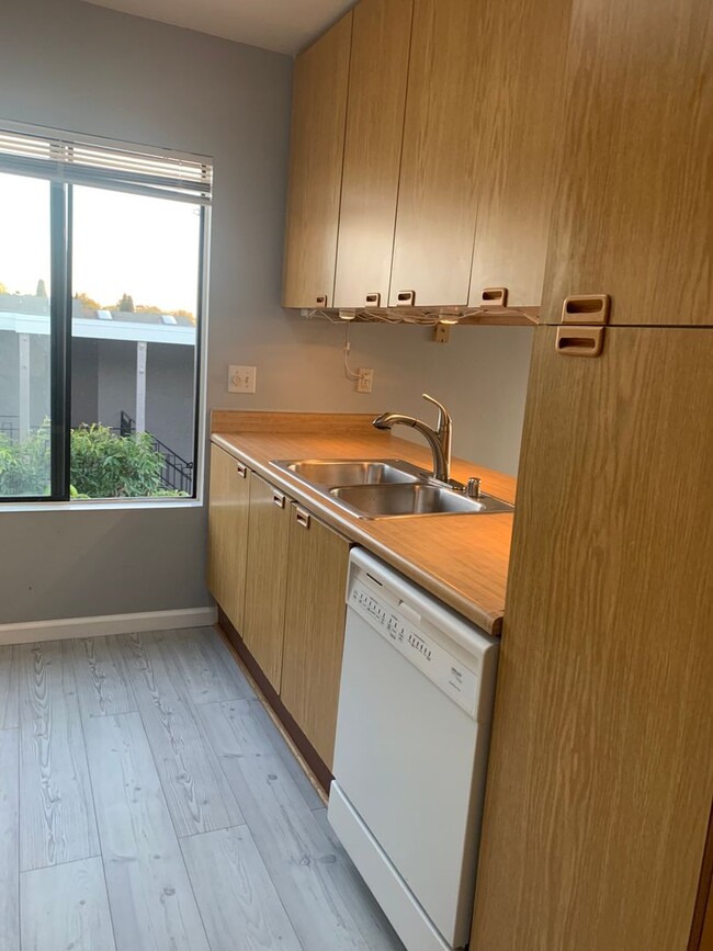 Building Photo - $2,500 - 2 Bed / 2 Bath Condo in East Clai...