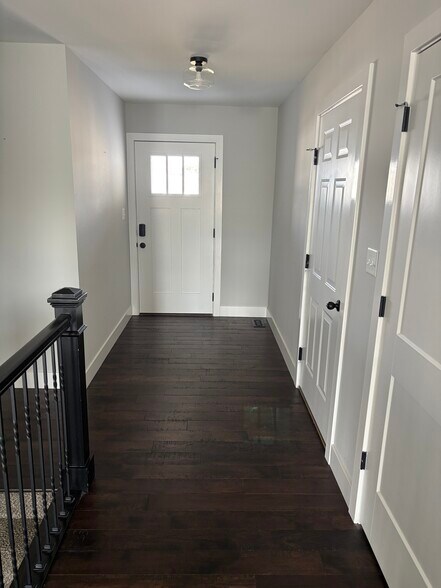 Foyer - 1013 Oakmont Ln