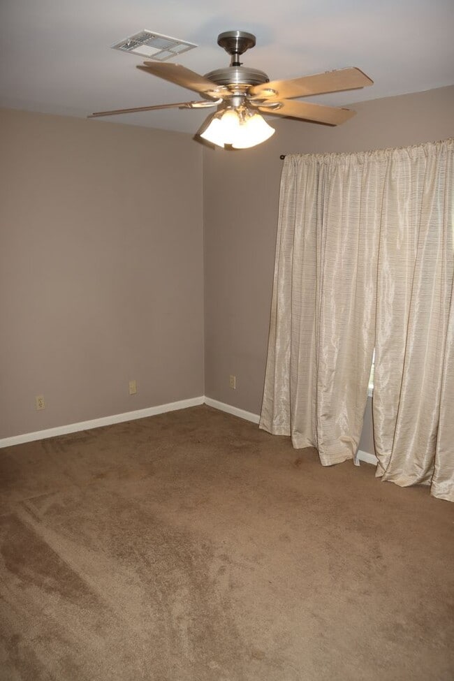 Building Photo - Townhouse