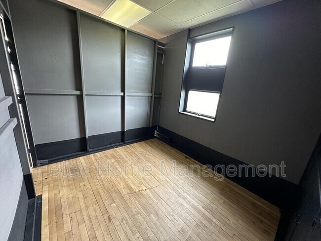 Building Photo - 107 E Main St