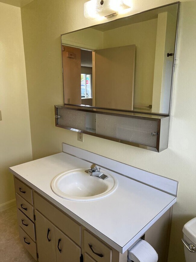 Building Photo - Solid 2 bedroom 1 bath duplex with garage!