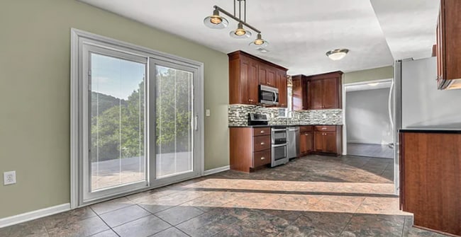 Building Photo - 4855 Golfview Dr NE