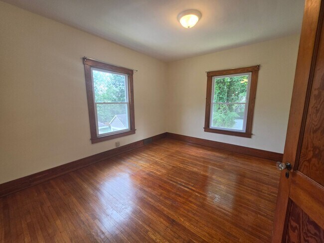 Building Photo - Kent Ohio 2 Bedroom 1.5 Bath 2 Bonus Rooms.
