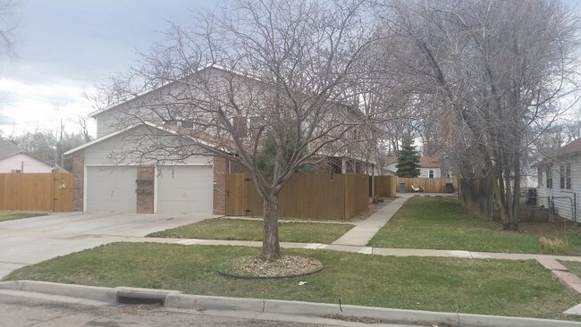 Building Photo - Great condo in Central Longmont!