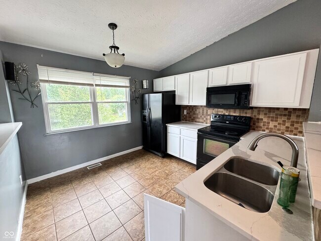 Building Photo - 5530 Yucatan Dr