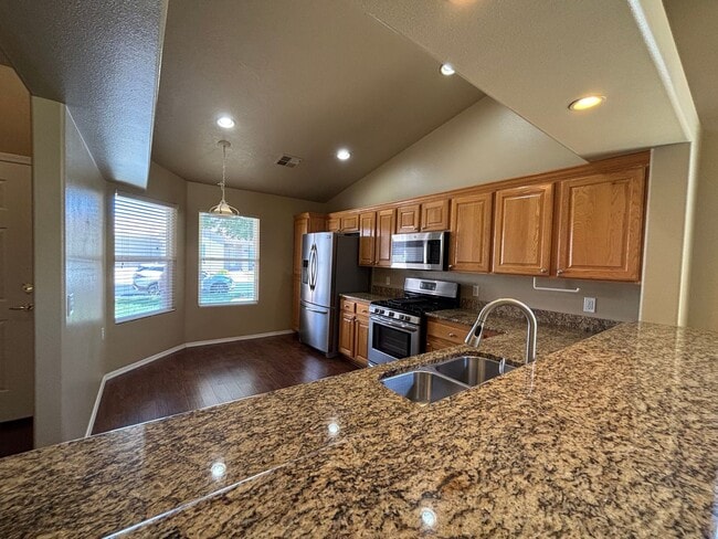 Building Photo - HOME FOR RENT IN SUN RIVER