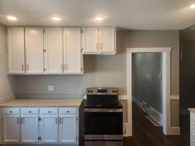 Building Photo - Bright & Updated 3-Bedroom Upper Unit All Utilities Included!
