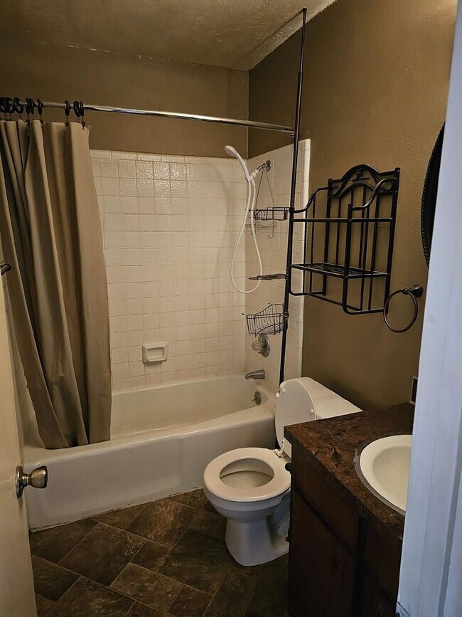 Building Photo - Spacious Newly Remodeled 3 Bed! Sandia Sch...