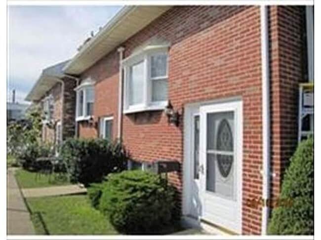 Building Photo - Life is better by the beach! Beach side townhouse 3bed 2.5 bath 1 garage,  master suite with priv...