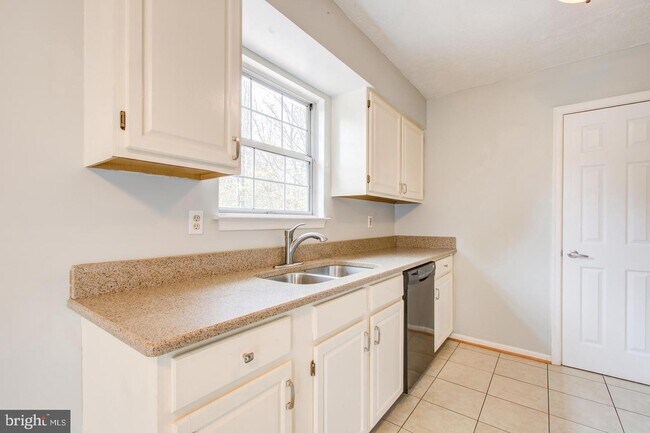 Building Photo - 351 Skyview Dr