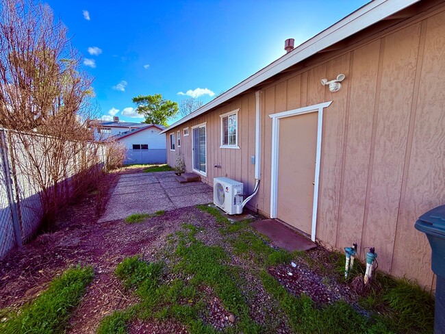 Building Photo - Cozy 3-Bedroom 2-Bath Home Situated on a C...