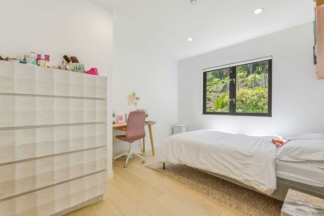 Building Photo - Beautifully Remodeled 4BR + Office Mill Valley Home — Furnished, Private 3/4-Acre Setting, Walk t...