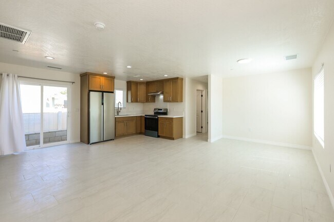 Building Photo - Spacious 3BR/2BA Home with Open Floor Plan, Garage & Washer/Dryer