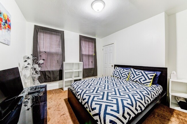 Building Photo - Available August  2026 - Beautiful 2.5 Bedroom, 1 Bath Home in Mt. Washington Area!