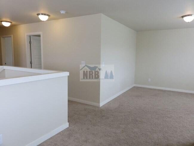 Building Photo - Stunning 3 bd House located in a Gated Community of Puyallup!