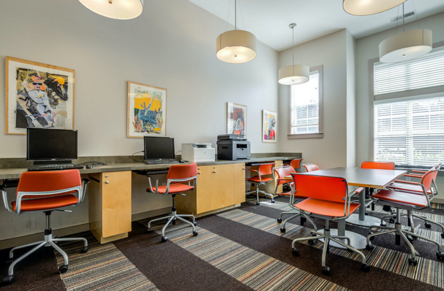 Building Photo - Room in Apartment on Education Way