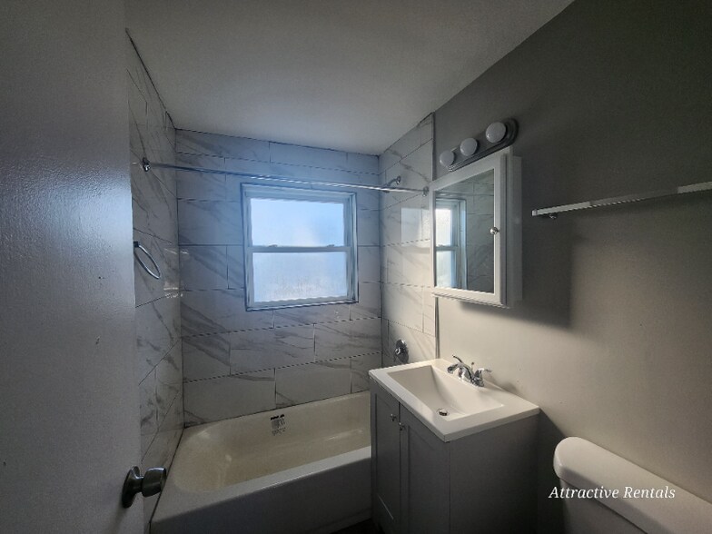 Building Photo - 2113 W 119th St