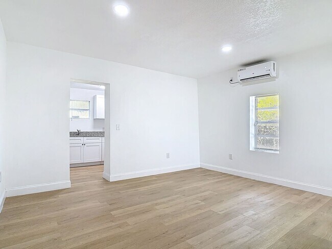 Building Photo - 2 bed/1.5 bath Single-Family Home on Large Lot in Sanford!