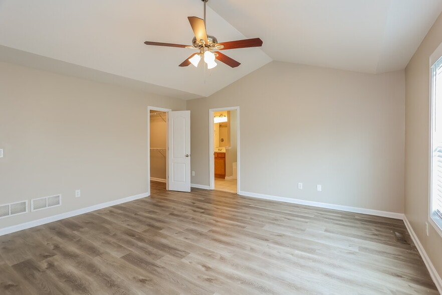 Building Photo - 4800 Mentmore Terrace