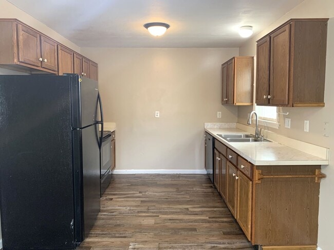 Building Photo - MOVE IN READY, APPLY NOW!!