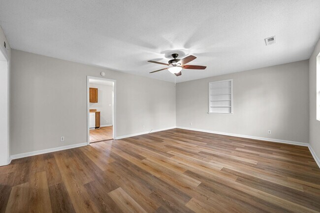 Building Photo - 3 Bedroom Pet Friendly Home For Rent!