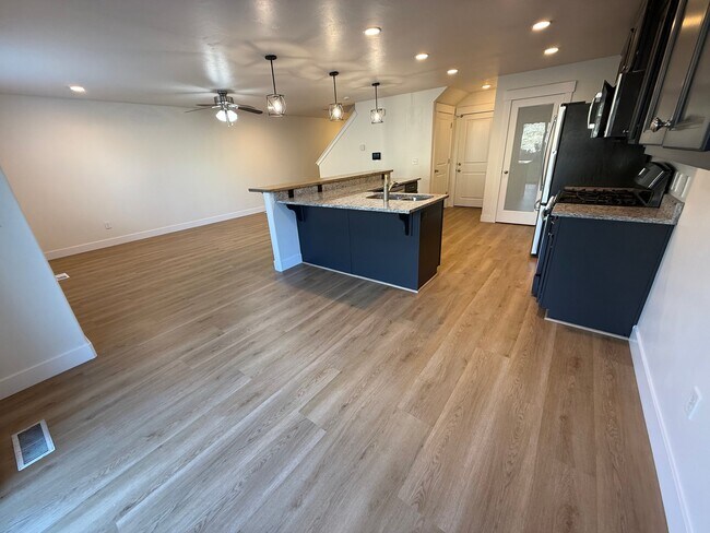 Building Photo - 15083 Gallant Dr