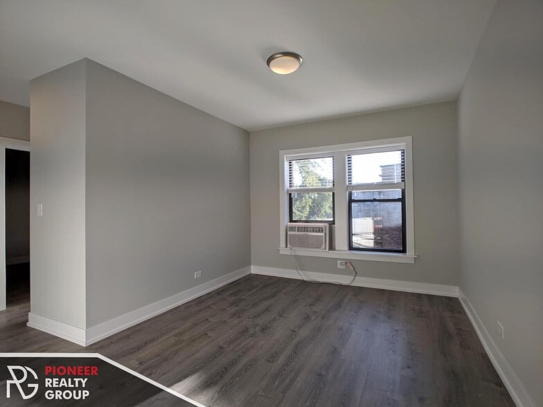 Building Photo - 711 W Brompton Ave