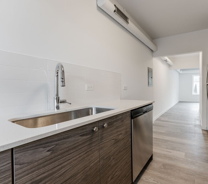 Building Photo - 1712 W Glenlake Ave