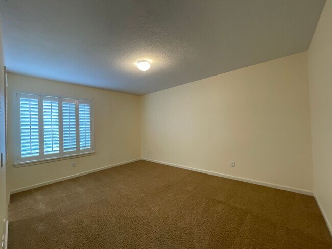 Building Photo - 3 Bedroom 2.5 Bathroom House with Bonus Room ~ Garage, A/C, includes Washer and Dryer ~ Close to ...