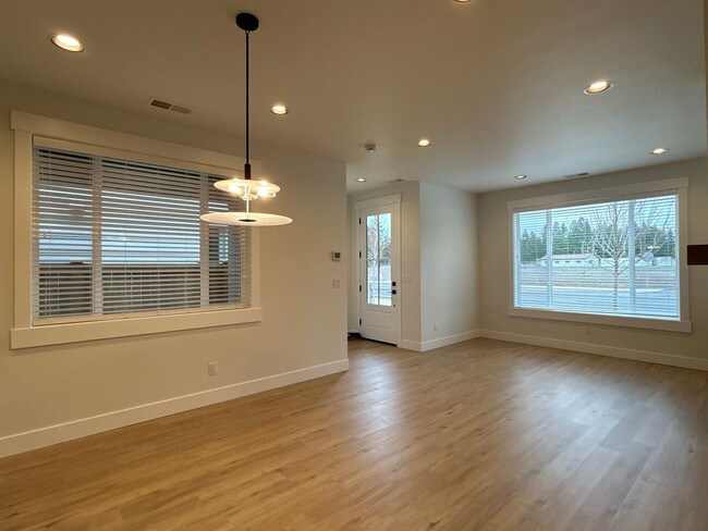 Building Photo - 3 Bedroom / 2.5 Bathroom Townhome in SE Bend