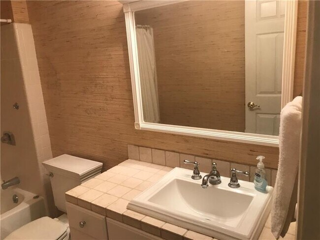 Building Photo - 19 Normandy Ct