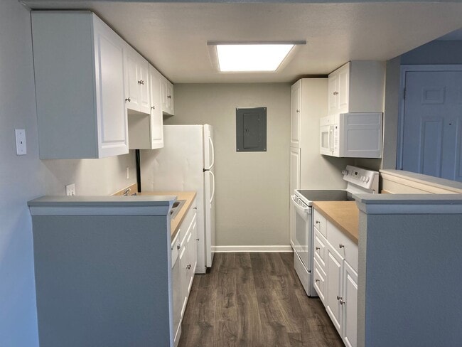 Building Photo - Beautifully Renovated 2-Bed, 2-Bath Condo – 1,020 sq. ft.  Pool and clubhouse plus lots more!