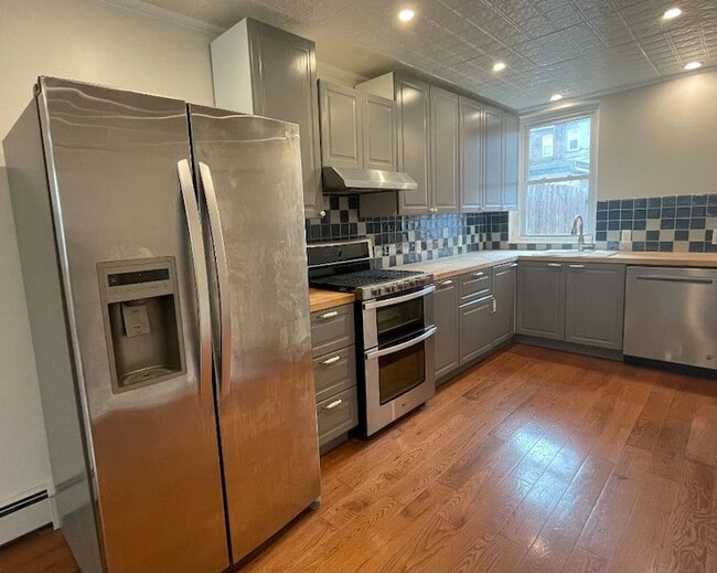 Building Photo - 682 E 42nd St