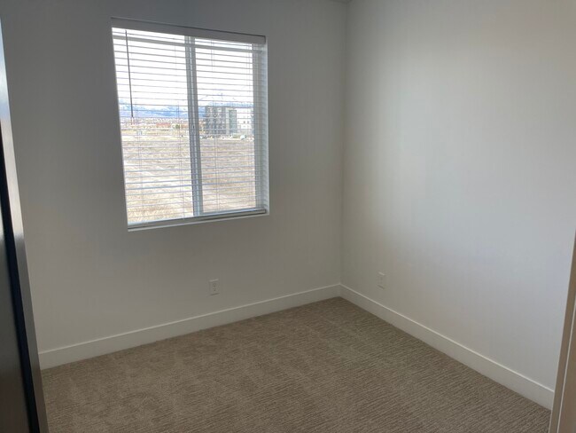 Building Photo - 954 W 350 S