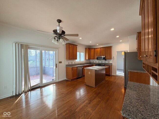 Building Photo - 1351 Woodpond N Roundabout