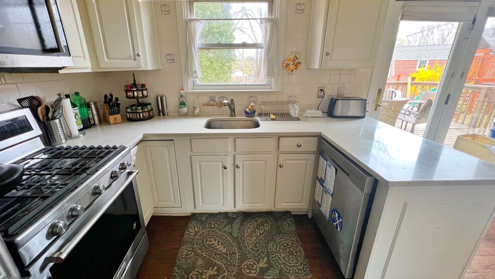 Kitchen - 1643 Mount Pleasant Rd