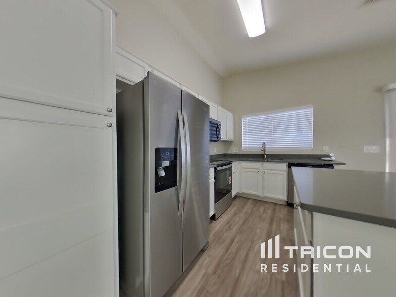 Building Photo - 8832 W Manzanita Dr