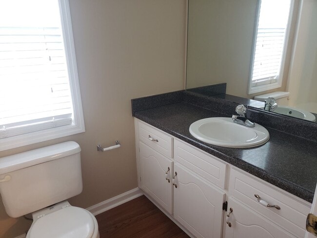 Building Photo - Rent Ready in New Market