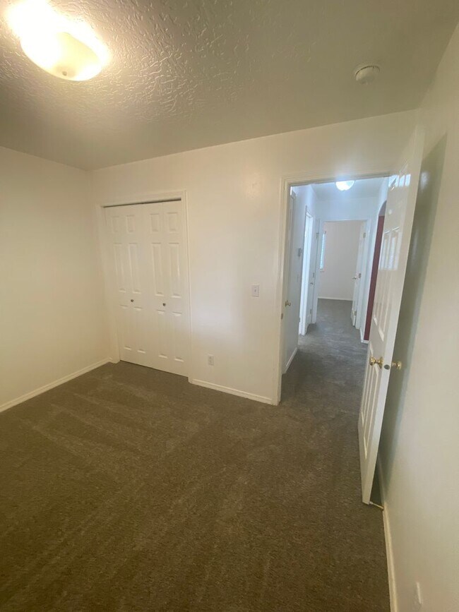 Building Photo - 3 Bed, 2 Bath,  Single Story, CUL-D-SAC Ho...