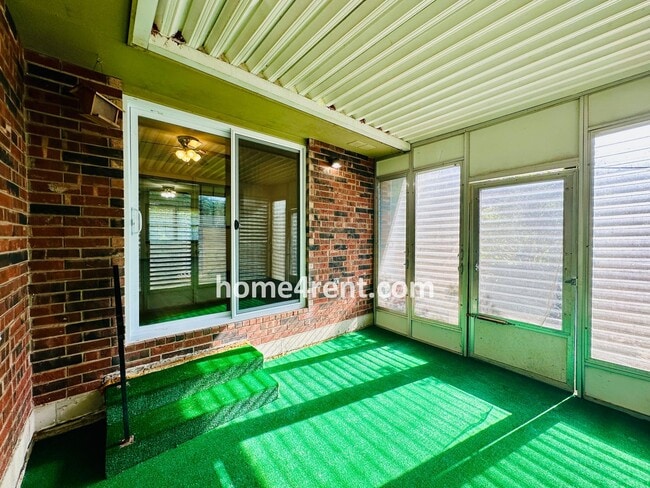 Building Photo - Charming Duplex Style Home with New Paint, Updated Floors, Finished Basement and a Quiet Back Patio!