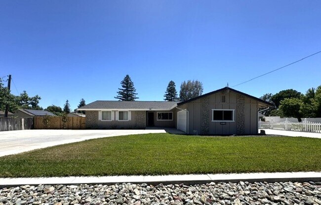 Building Photo - Beautiful 4 Bedroom 2 Bathroom Home with Solar!