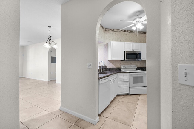 Building Photo - 2221 Vista Cove Rd