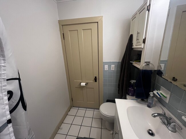Building Photo - Cozy, 2 bedroom Single Family Home