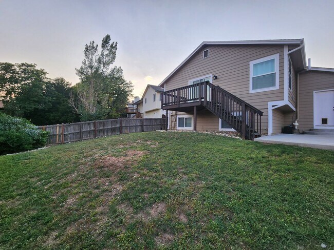 Building Photo - Huge 3 Bed 2 Bath Home With Patio, Deck, a...
