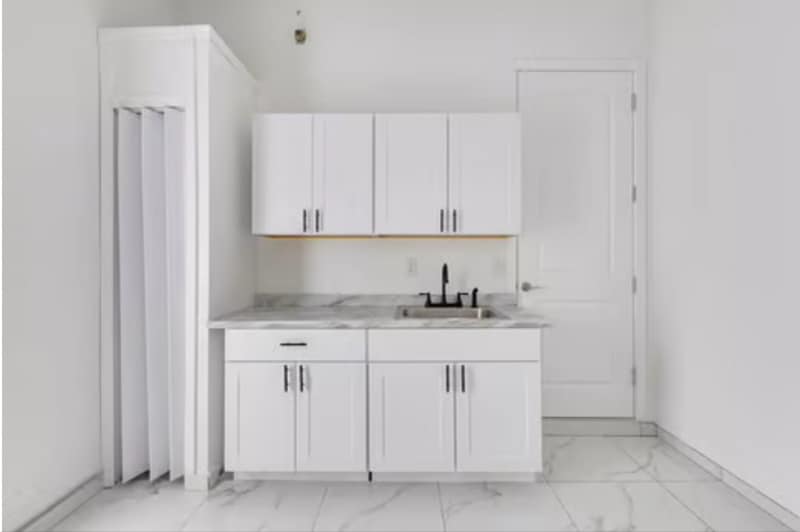 Building Photo - 653 Stanley Ave