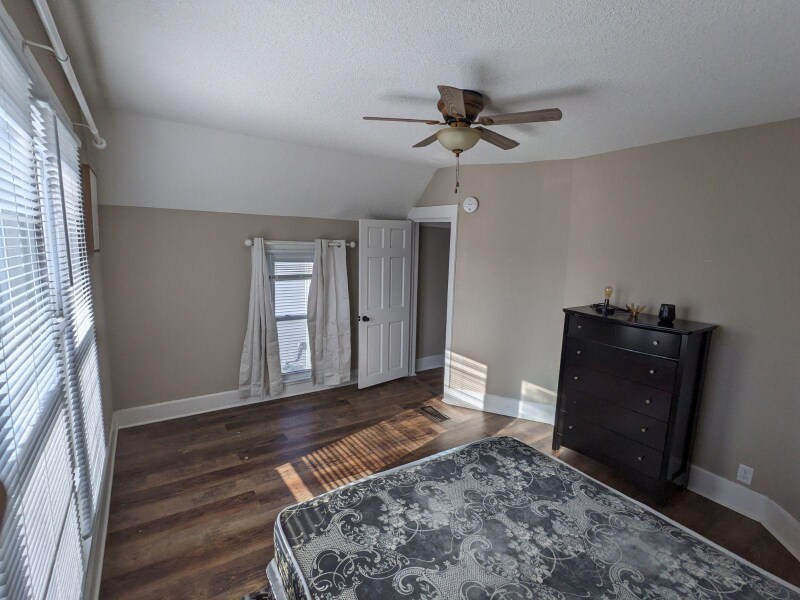 Building Photo - 902-904 W Locust St