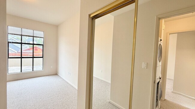 Building Photo - Stylish Rockridge Condo – Prime Location, ...